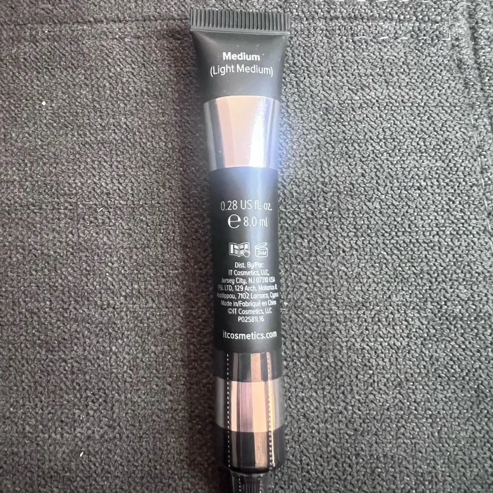New in Box IT Cosmetics Bye Bye Under Eye Concealer in Shade Medium
